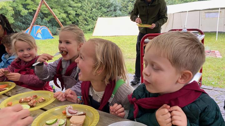 Familiespejdere spiser frokost